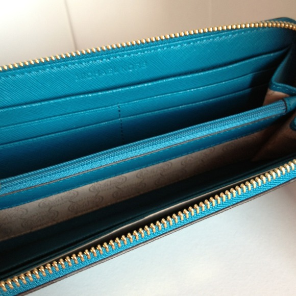 🎀N/A🎀Michael Kors Turquoise zip around wallet - Picture 3 of 3