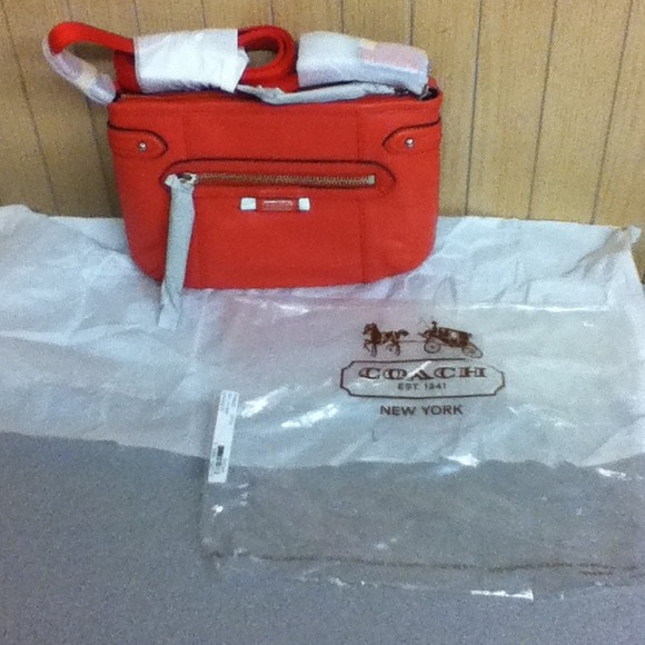 Brand New Coach Purse Was on Hold π Never Heardπ - Picture 3 of 4