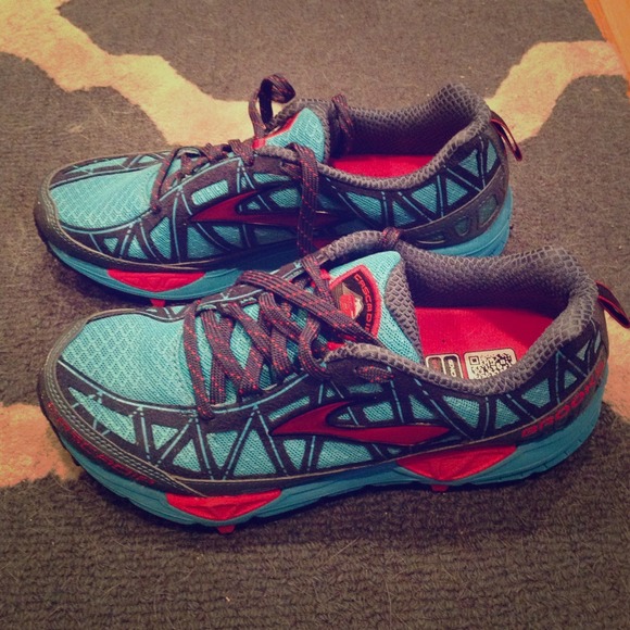 RESERVED.Brooks Cascadia size 7--BRAND NEW!!⭐️⭐️⭐️