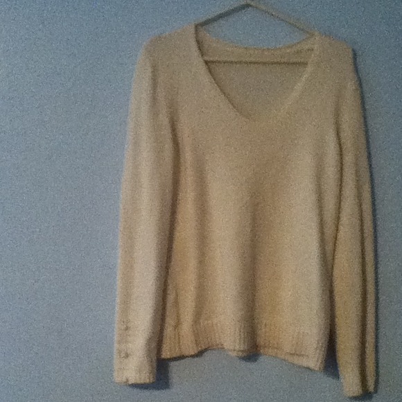 🌻SOLD🌻Thick white vneck sweater