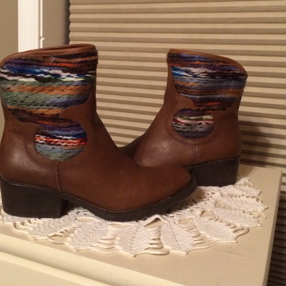 BROWN BOOTS WITH COLORFUL ACCENTS