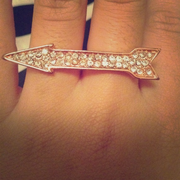 An arrow ring - Picture 1 of 1