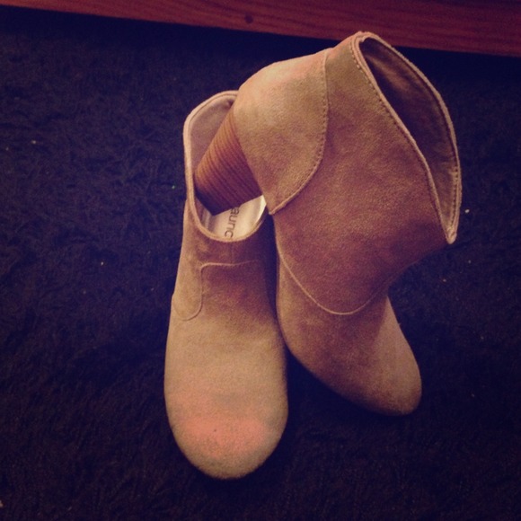 🚫SOLD🚫Never worn taupe heeled booties