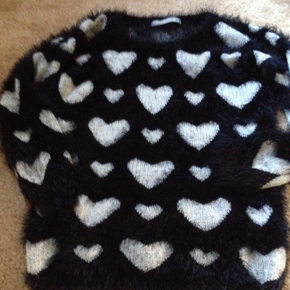 SOLD!HP🎉Cute! 💘Fuzzy heart sweat - Picture 4 of 4
