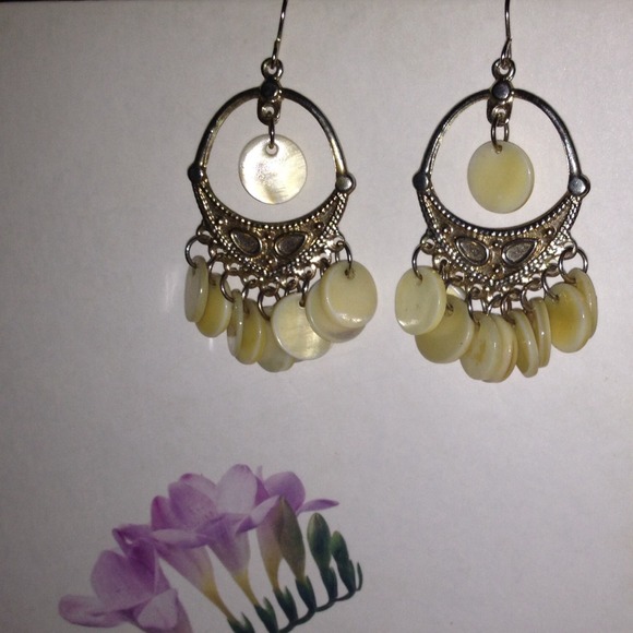 Beautiful Gold Tone Chandelier Earrings - Picture 1 of 2