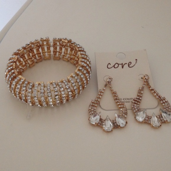 NWT Gold bracelet with matching sparkly earrings - Picture 1 of 1