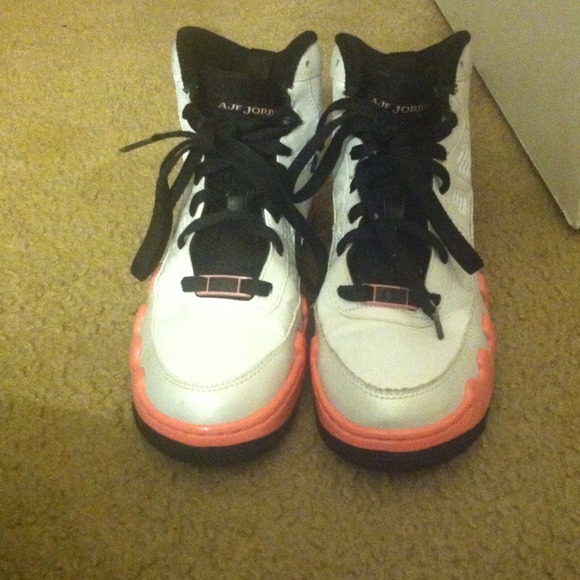 Air jordans pink/black/white - Picture 3 of 4