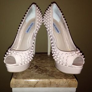 👠Steve Madden Nude Spiked Peep Toe Pumps👠