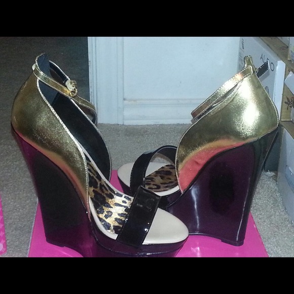 (NWOT) Gold & Black heels - Picture 2 of 2