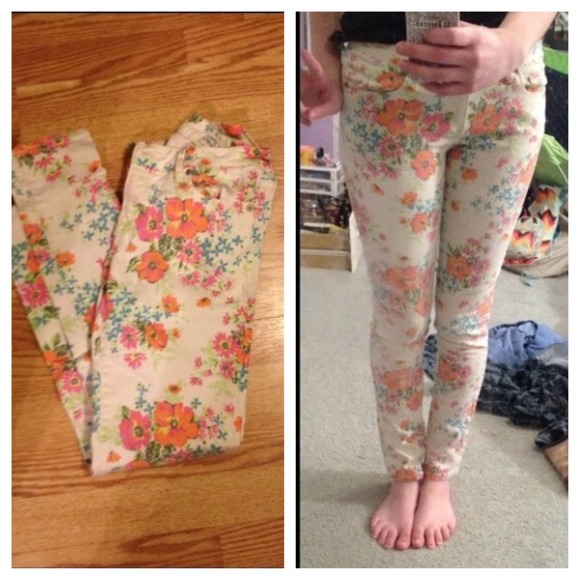 Price cut✂️✂️ Floral Print Jeans