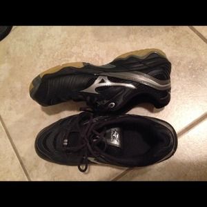 Mizuno size 8 volleyball/workout tennis shoes