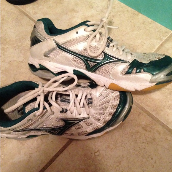 Size 7 1/2 mizuno volleyball/workout tennis shoes!