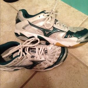 Size 7 1/2 mizuno volleyball/workout tennis shoes!