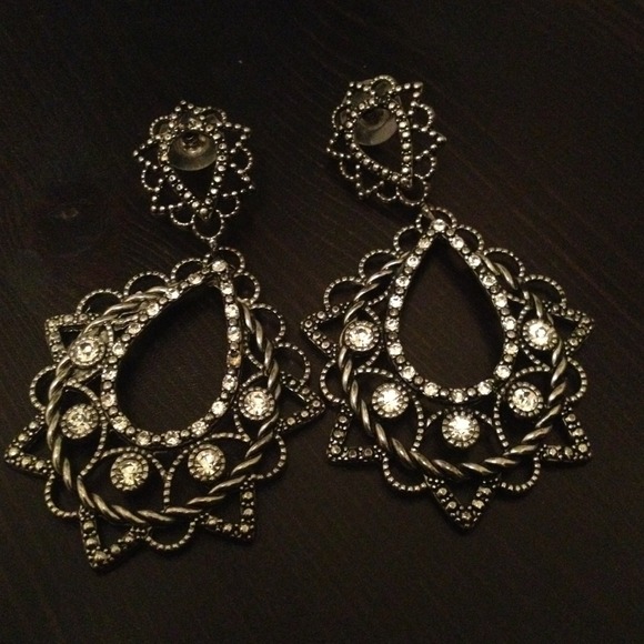 Gorgeous bling earrings, metal but not too heavy!
