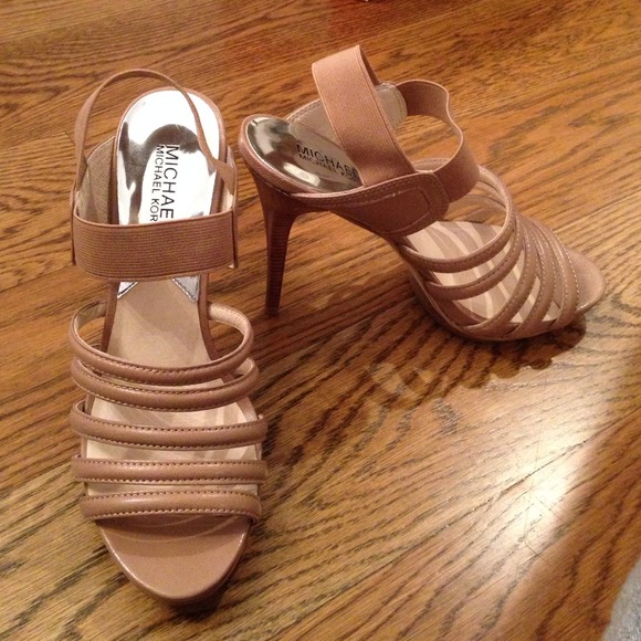 MICHAEL Michael Kors Tonne Sandal- Taupe