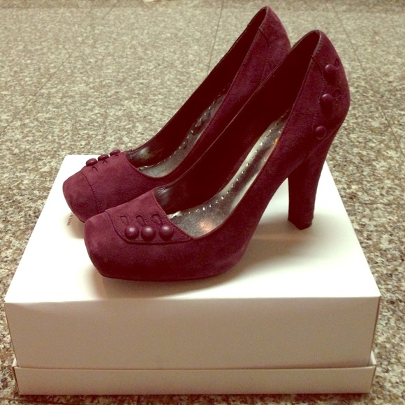 Beautiful BCBG vintage pumps.  Worn once