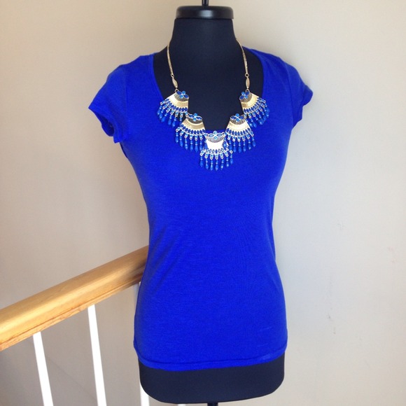 💙Cute blue top with unique back💙