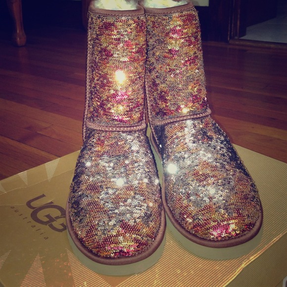 🎉🎊 12/13 host pick! Ugg classic short boots🎉🎊