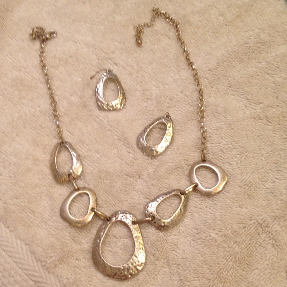 🔴SOLD🔴Silver necklace and earrings set