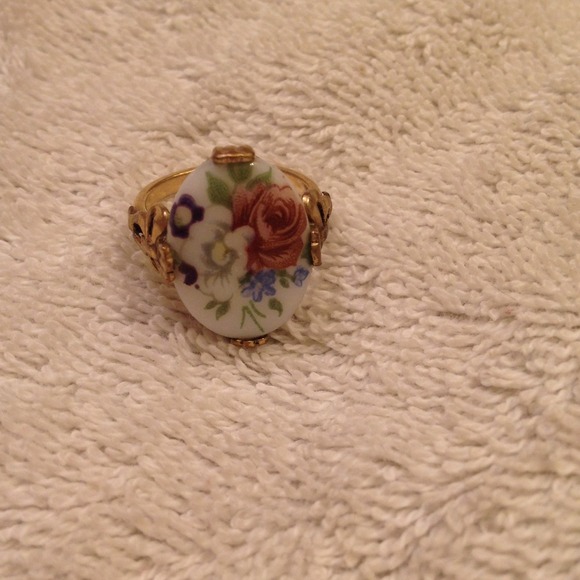 🔴SOLD🔴VINTAGE". Rose ring 10k. Gold
