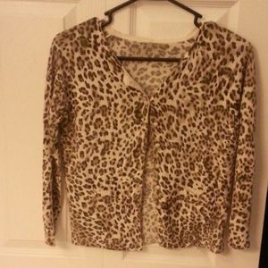 A beautiful vintage cheetah print long sleeve swea