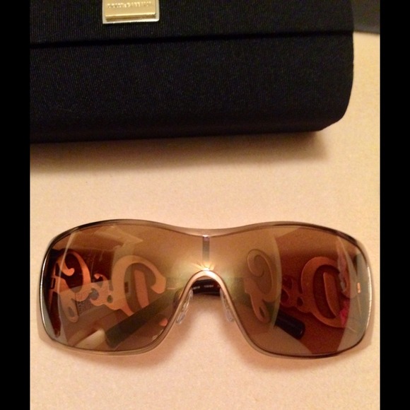 ❌SOLD❌Dolce Gabbana Metal Shield Logo Sunglasses - Picture 4 of 5