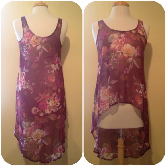 🚫SOLD🚫Floral Burgundy Top - Picture 2 of 4