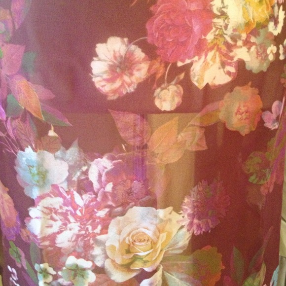 🚫SOLD🚫Floral Burgundy Top - Picture 3 of 4