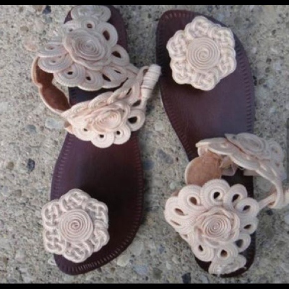 Toe plug sandals by Feesk