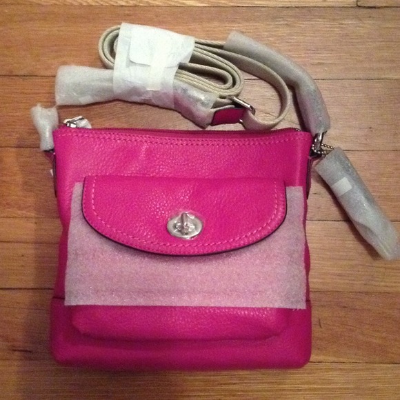 Authentic Pink COACH Crossbody🎀 HOST PICK🎉4/19 - Picture 2 of 3