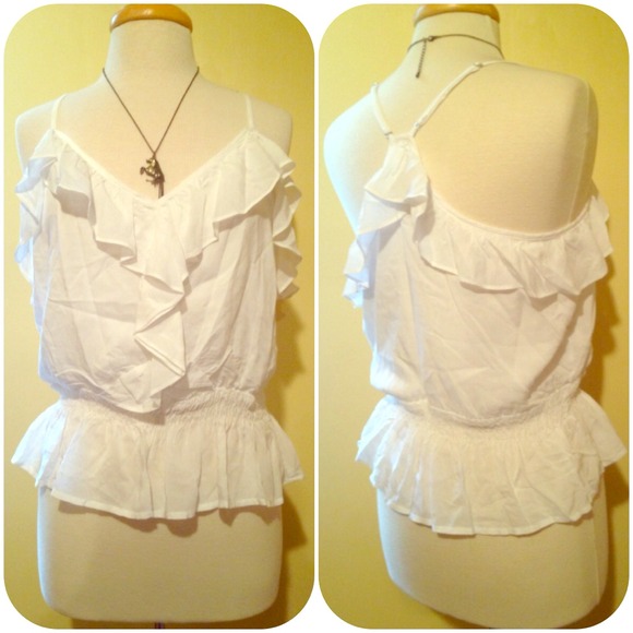 🚫SOLD🚫White Ruffle Top
