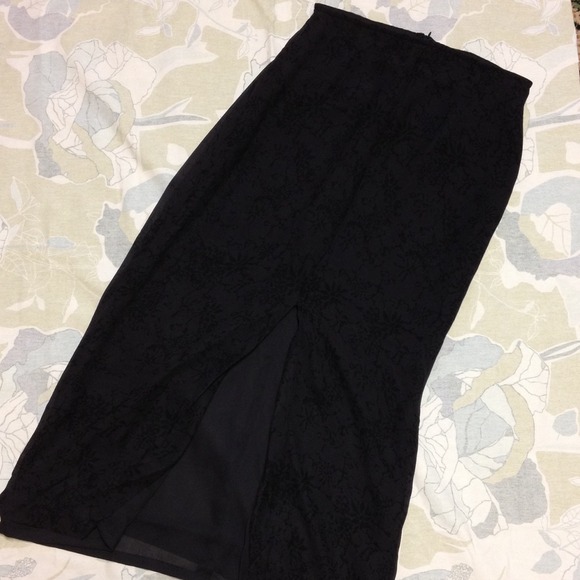 Black Midi/Maxi Skirt with floral pattern and slit