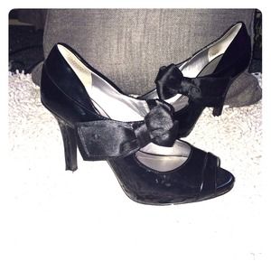 Black Tahari heels