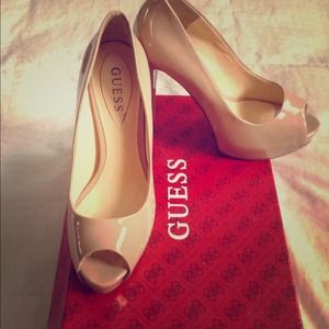 🚫 ON HOLD 🚫Guess Pumps