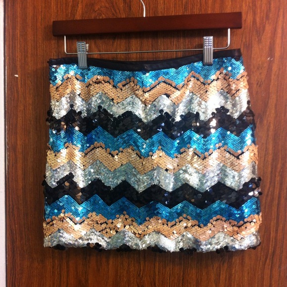 Colorful sequined skirt. - Picture 2 of 2