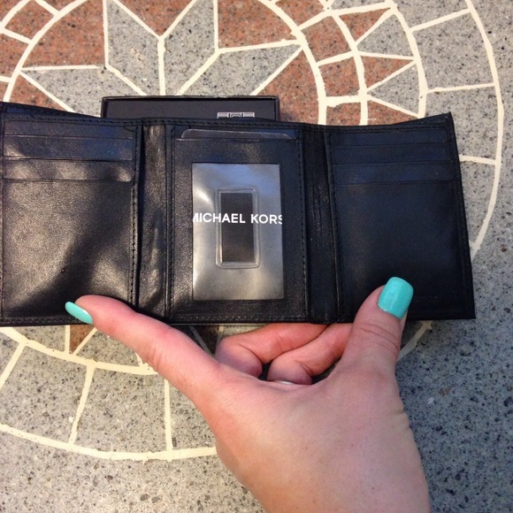 🚨SOLD!!!!!!🚨Michael Kors Man Wallet. - Picture 4 of 4