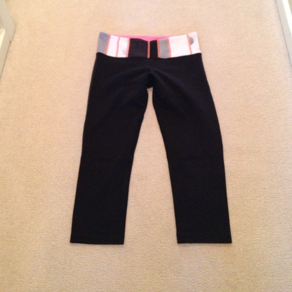 ❌SOLD❌Lululemon Black Reversible WU crops SZ 6