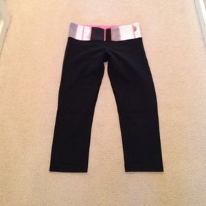 ❌SOLD❌Lululemon Black Reversible WU crops SZ 6