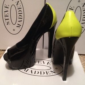 Steve Madden peep toe pumps