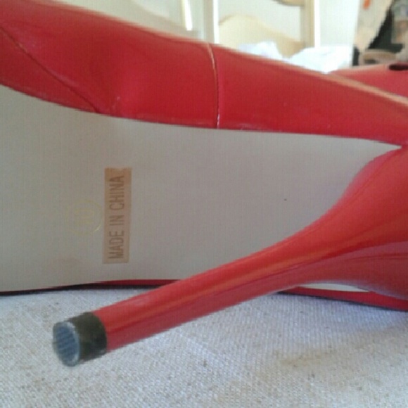 Red platform pump - Picture 2 of 3