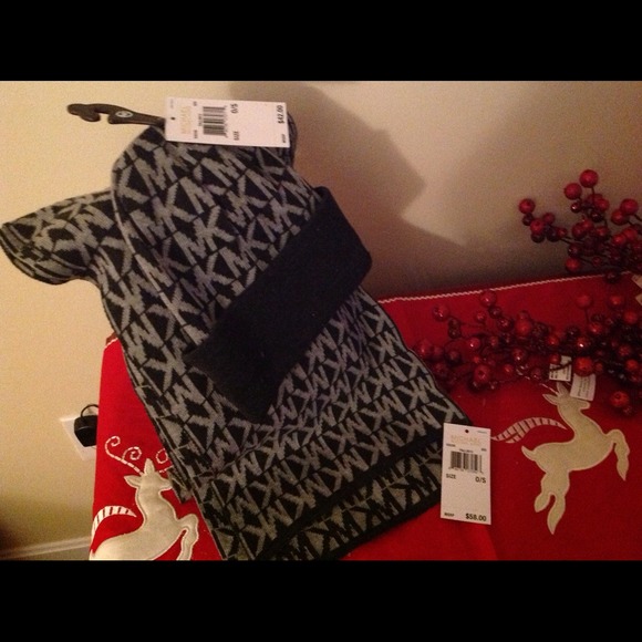 ❤️ Closet Sale MKors Gray monogram Scarf/ Hat