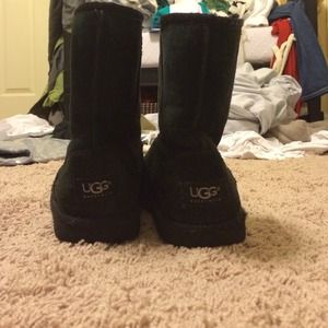 Short Black Uggs size 5