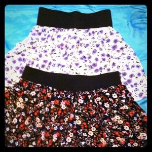 ✨Two cute floral skirts✨