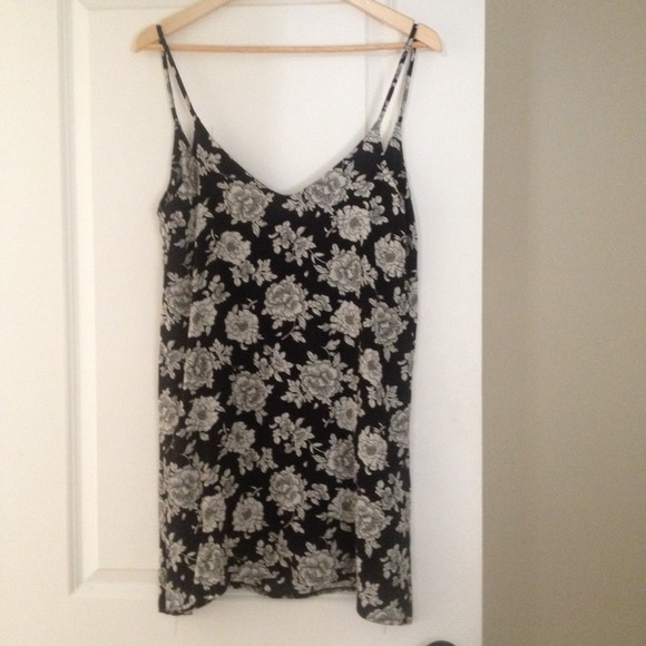 ✖️sold✖️ 🌻 Brandy melville Lynette dress