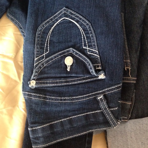 Jeans and more jeans!! All these pants must go! ✌️ - Picture 4 of 4