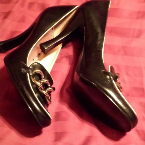 PRICE REDUCED! BCBGIRLS BLACK CHAIN DETAIL SHOES!! - Picture 2 of 4