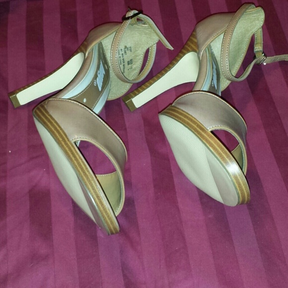 PRICE REDUCED!! BEAUTIFUL TAN BONGO STRAPPY HEELS! - Picture 2 of 4