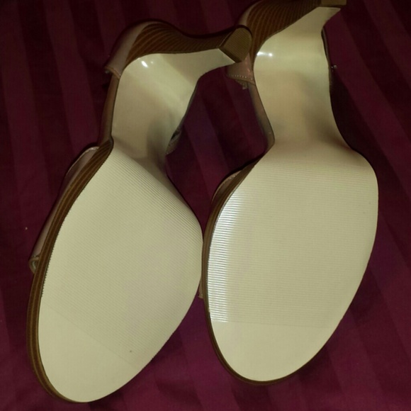 PRICE REDUCED!! BEAUTIFUL TAN BONGO STRAPPY HEELS! - Picture 4 of 4