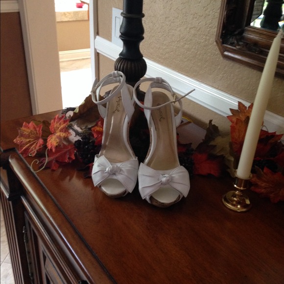 Cute Little Sandals /w Bow in White :) & pink tank