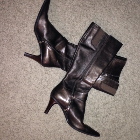 Knee high boots! 👢Circa - Joan and David